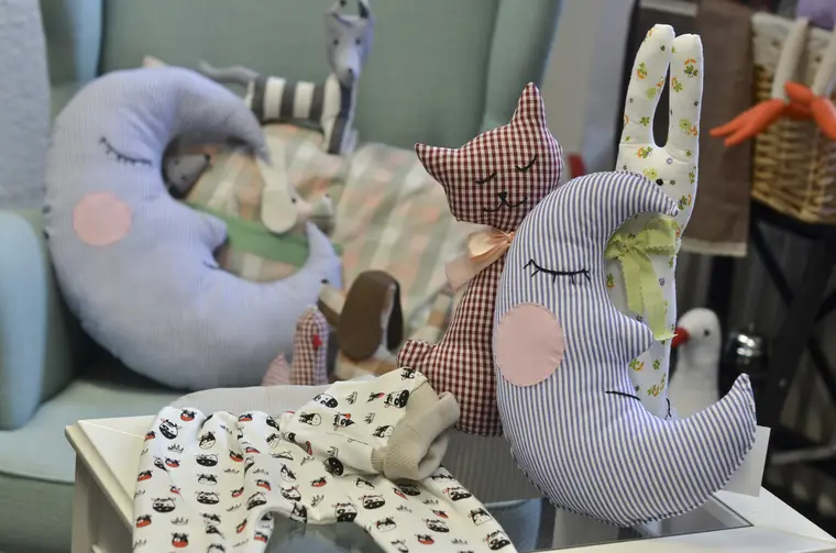 Šité polštáře ve tvaru měsíce a slona