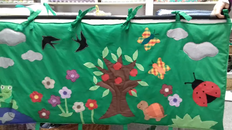 Dětský závěs s aplikacemi stromu a zvířátek