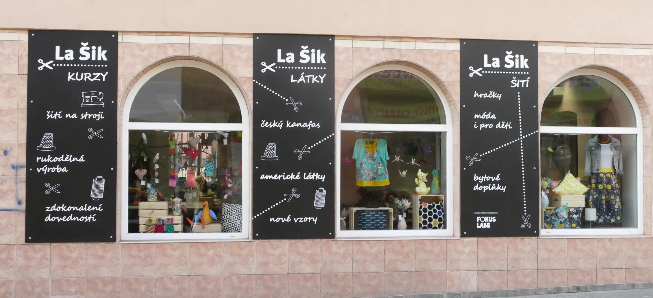 Výlohy šicí dílny La Šik ve Velké hradební